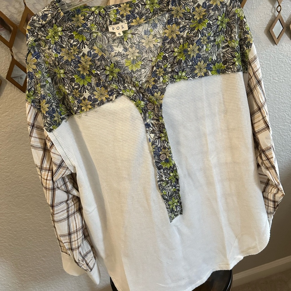 POL Green and Cream 3/4 Sleeve Relaxed Blouse with Tie Front